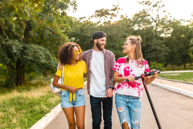 young people walk sun enjoy vitamin d personas paseo sol aire libre